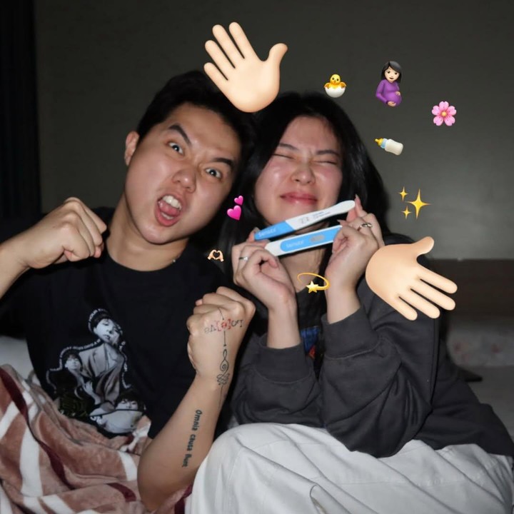 <p>Pengguna media sosial pasti sudah tak asing dengan pasangan bernama Eve dan Juan. Pasangan suami istri yang sering bikin konten lucu ini baru saja mengumumkan kehamilan pertama ke publik, Bunda. (Foto: Instagram @evelynchrestella/ @juansennnnn)</p>
