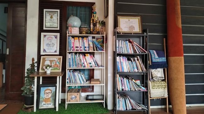 Bagi keluarga yang mencari pilihan liburan edukatif di area Jabodetabek, Kampung Dongeng Tangsel di Ciputat, Tangerang Selatan, Banten, menawarkan solusi unik.
