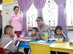 SPPG Polres Inhil Beri Stiker Tenggat Kedaluwarsa di Omprengan MBG