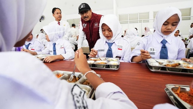 Menteri Sosial Gus Ipul meninjau Sekolah Rakyat Terintegrasi di Sumedang, menekankan pentingnya pendidikan dan pemberdayaan untuk mengentaskan kemiskinan.
