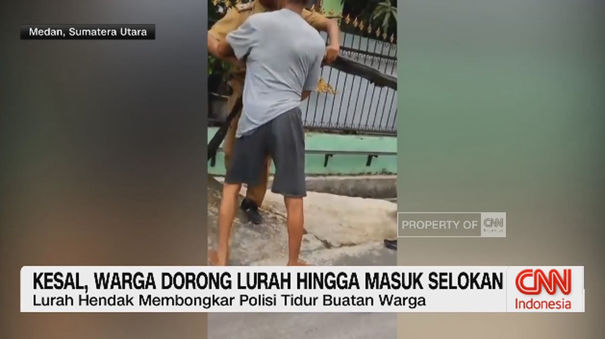 VIDEO: Kesal, Warga Dorong Lurah Hingga Masuk Selokan