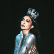 King Kylie Comeback! Kylie Jenner Kenakan Mahkota Mewah Rancangan Desainer Indonesia