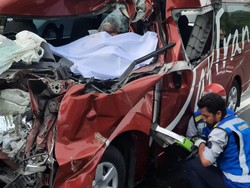 Mobil Travel Tabrak Truk di Tol Purbaleunyi, Satu Orang Tewas