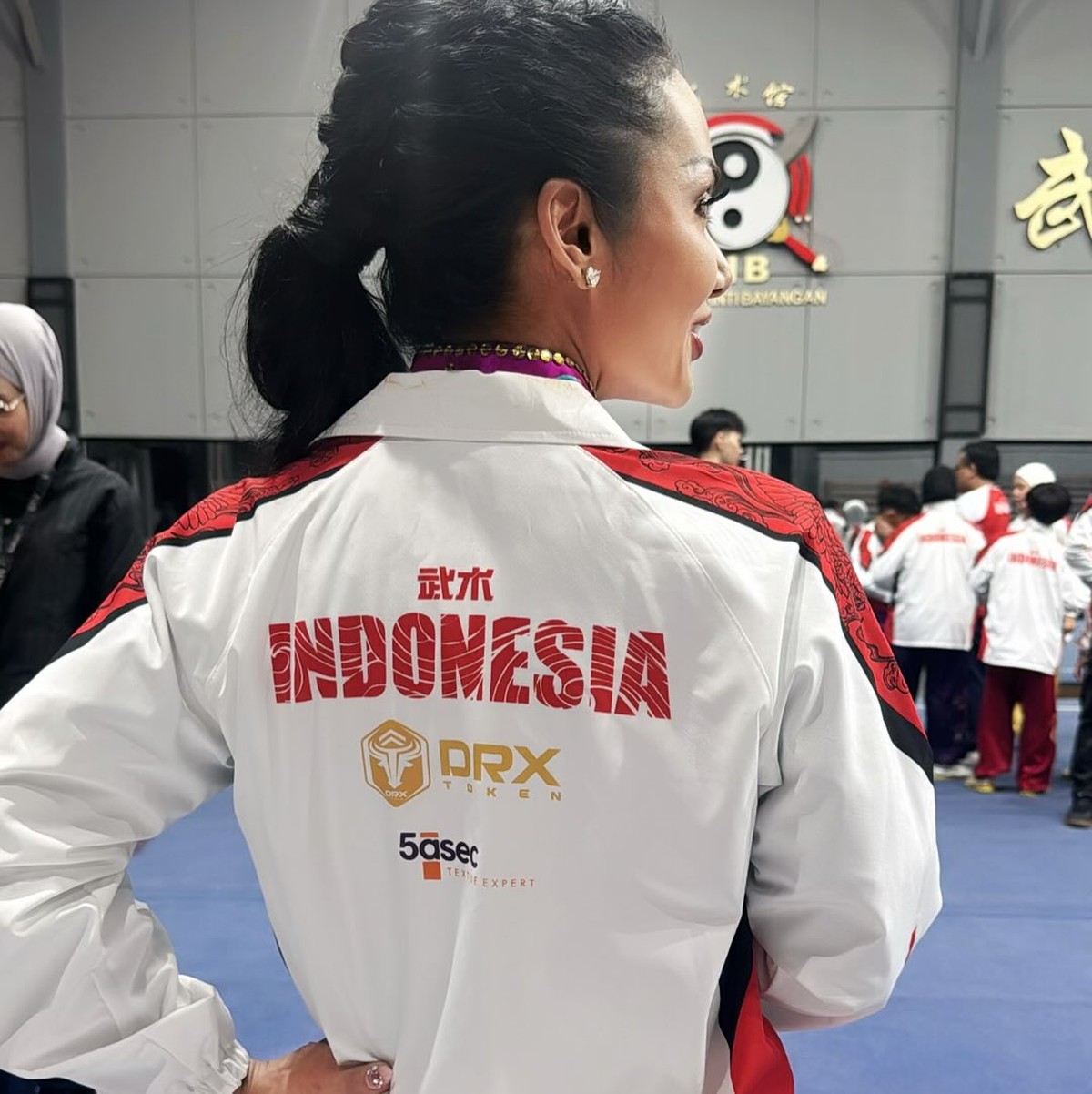 Kris Dayanti gabung dengan kontingen Indonesia menjadi atlet wushu untuk kejuaraan internasional di China&period;