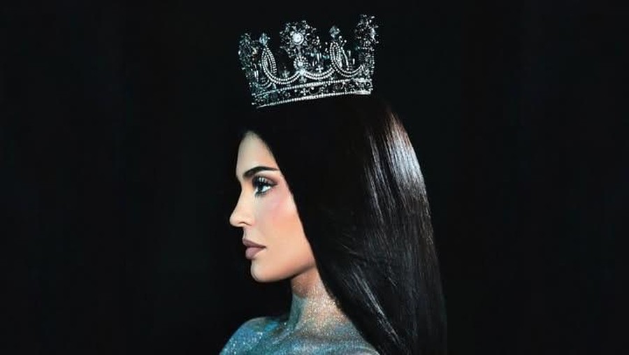 Kylie Jenner Pakai Mahkota Rancangan Rinaldy Yunardi Kylie Jenner pakai mahkota rancangan Rinaldy Yunardi.