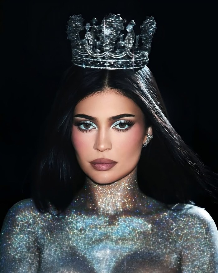 Kylie Jenner tampil glamor dengan mahkota rancangan desainer Indonesia, Rinaldy Yunardi, dalam kampanye King Kylie Collection. Mahkota silver berhiaskan zircon dan mutiara sukses mencuri perhatian dunia./ Foto: instagram.com/rinaldyyunardiofficial