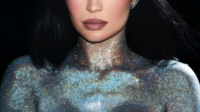 Kylie Jenner tampil glamor dengan mahkota rancangan desainer Indonesia, Rinaldy Yunardi, dalam kampanye King Kylie Collection. Mahkota silver berhiaskan zircon dan mutiara sukses mencuri perhatian dunia./ Foto: instagram.com/rinaldyyunardiofficial