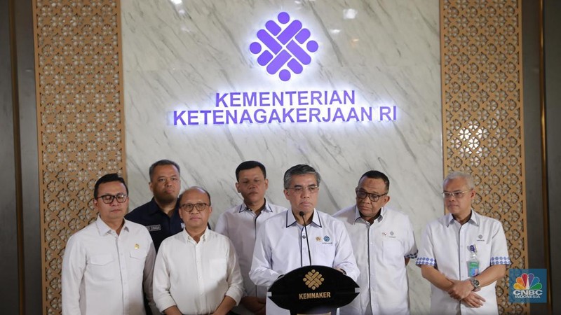 Menteri Ketenagakerjaan (Menaker) Yassierli memberi keterangan pers mengenai Program Magang Nasional 2025 di Lobi A, Gedung Kementerian Ketenagakerjaan, Jakarta Selatan, Senin, (13/10/2025). Menteri Ketenagakerjaan (Menaker) Yassierli memberi keterangan pers mengenai Program Magang Nasional 2025 di Lobi A, Gedung Kementerian Ketenagakerjaan, Jakarta Selatan, Senin, (13/10/2025). (CNBC Indonesia/Muhamad Sabki)