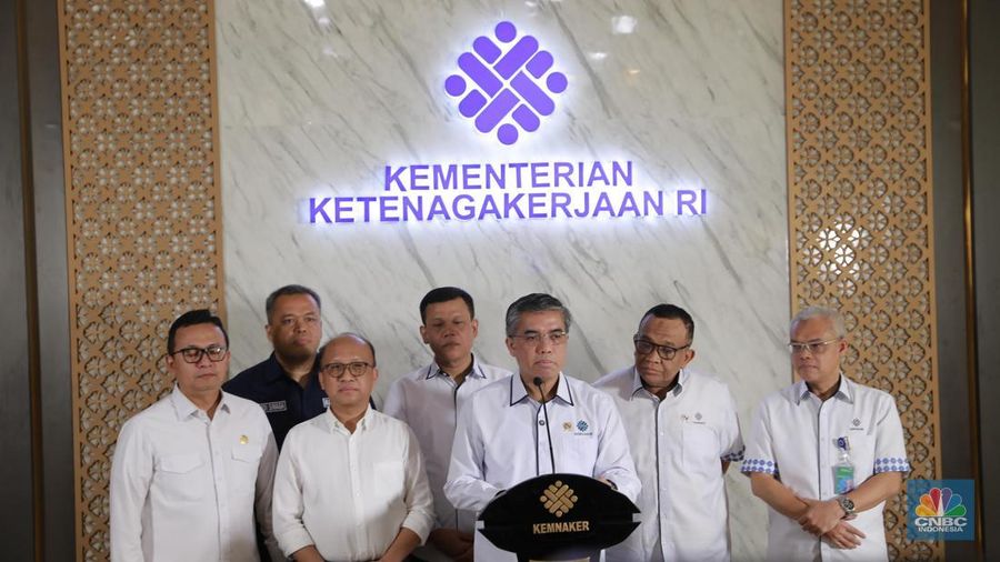 Menteri Ketenagakerjaan (Menaker) Yassierli memberi keterangan pers mengenai Program Magang Nasional 2025 di Lobi A, Gedung Kementerian Ketenagakerjaan, Jakarta Selatan, Senin, (13/10/2025). Menteri Ketenagakerjaan (Menaker) Yassierli memberi keterangan pers mengenai Program Magang Nasional 2025 di Lobi A, Gedung Kementerian Ketenagakerjaan, Jakarta Selatan, Senin, (13/10/2025). (CNBC Indonesia/Muhamad Sabki)