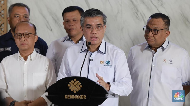 Menteri Ketenagakerjaan (Menaker) Yassierli memberi keterangan pers mengenai Program Magang Nasional 2025 di Lobi A, Gedung Kementerian Ketenagakerjaan, Jakarta Selatan, Senin, (13/10/2025). Menteri Ketenagakerjaan (Menaker) Yassierli memberi keterangan pers mengenai Program Magang Nasional 2025 di Lobi A, Gedung Kementerian Ketenagakerjaan, Jakarta Selatan, Senin, (13/10/2025). (CNBC Indonesia/Muhamad Sabki)