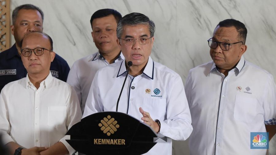 Menteri Ketenagakerjaan (Menaker) Yassierli memberi keterangan pers mengenai Program Magang Nasional 2025 di Lobi A, Gedung Kementerian Ketenagakerjaan, Jakarta Selatan, Senin, (13/10/2025). Menteri Ketenagakerjaan (Menaker) Yassierli memberi keterangan pers mengenai Program Magang Nasional 2025 di Lobi A, Gedung Kementerian Ketenagakerjaan, Jakarta Selatan, Senin, (13/10/2025). (CNBC Indonesia/Muhamad Sabki)