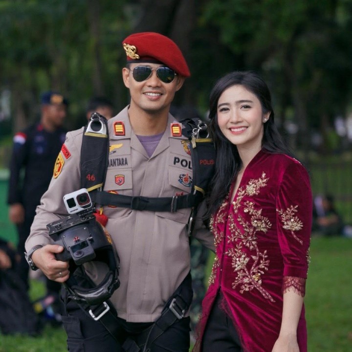<p>Meski jarang tersorot publik, Febby tetap setia mendampingi suaminya dalam berbagai kegiatan, termasuk saat peringatan Hari Bhayangkara.&nbsp;&ldquo;<em>To say I&rsquo;m a proud wife is an understatement</em>. Sekali lagi, Selamat Hari Bhayangkara Suamiku,&rdquo; tutur Febby. (Foto: Instagram @febbyrastanty)</p>