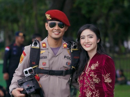 Momen Romantis Febby Rastanty dan Suami Polisi, Intip Potretnya Join Tren Lagu Rizky Febian