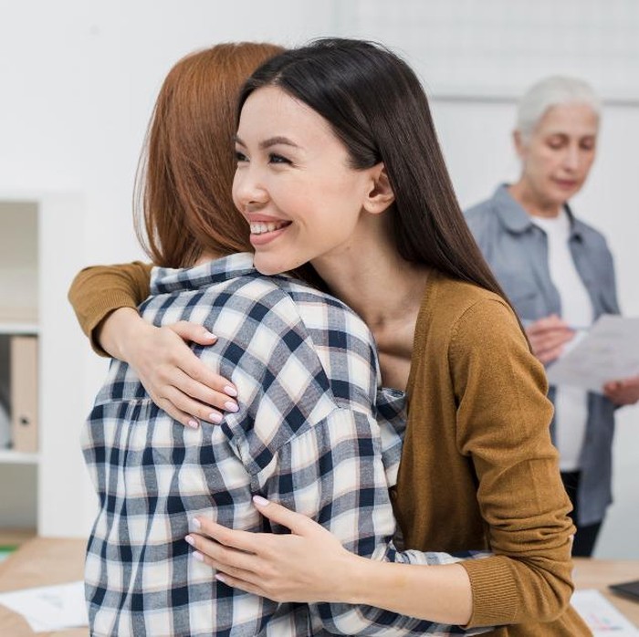 Seorang pemimpin yang peka terhadap perasaan orang lain mampu memahami emosi dan kebutuhan timnya dengan empati. Kepekaan ini membuatnya dapat mengambil keputusan yang tidak hanya rasional, tetapi juga mempertimbangkan sisi kemanusiaan dan keharmonisan dalam kerja sama.