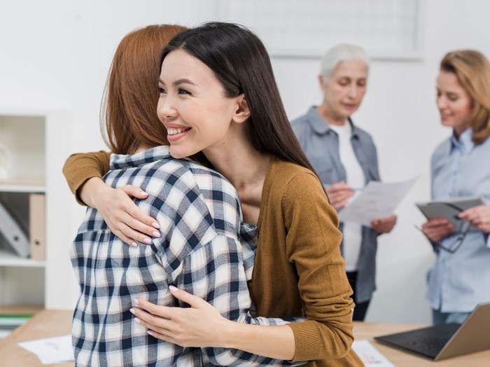 Seorang pemimpin yang peka terhadap perasaan orang lain mampu memahami emosi dan kebutuhan timnya dengan empati. Kepekaan ini membuatnya dapat mengambil keputusan yang tidak hanya rasional, tetapi juga mempertimbangkan sisi kemanusiaan dan keharmonisan dalam kerja sama.