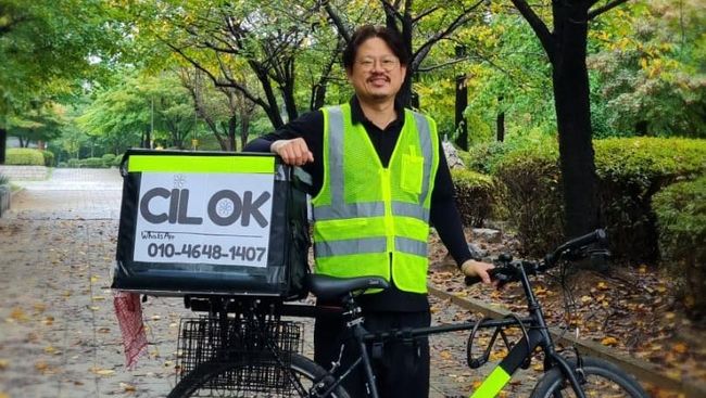 Cilok kini sudah go international! Seorang pria Korea Selatan mendadak viral berkat berjualan cilok dengan keliling naik sepeda.