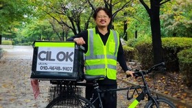 Camilan Lokal 'Go International', Pria Korea Keliling Jualan Cilok