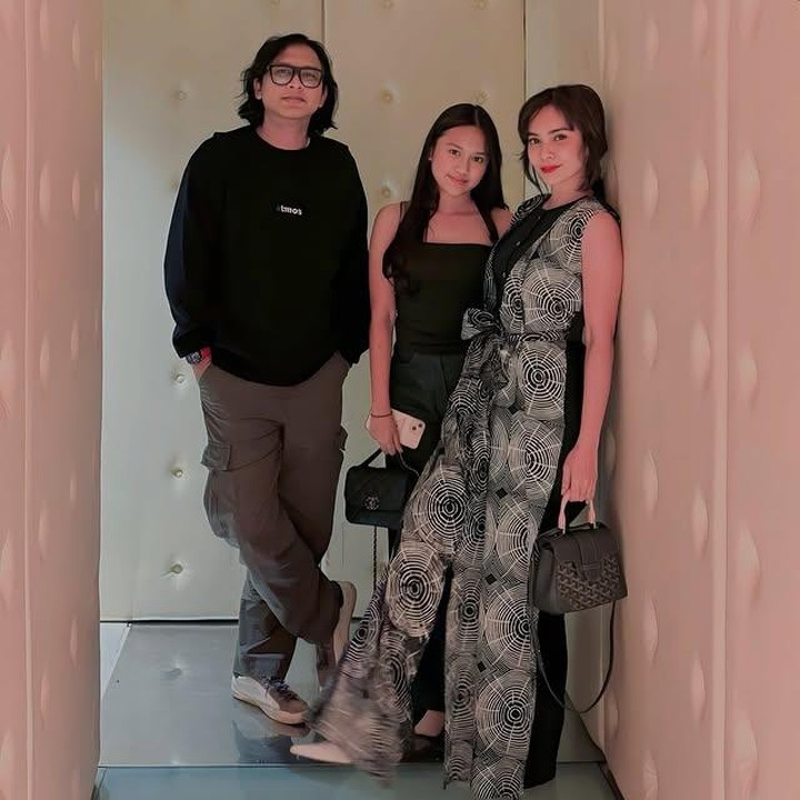 <p>Meski kini sudah tak lagi bersama, Masayu dan Lembu selalu terlihat kompak dalam mengasuh anak, Bunda. Mereka kerap menghabiskan waktu bersama Samara dalam berbagai kegiatan, mulai dari liburan hingga olahraga bersama. (Foto: Instagram @masayuanastasia)</p>