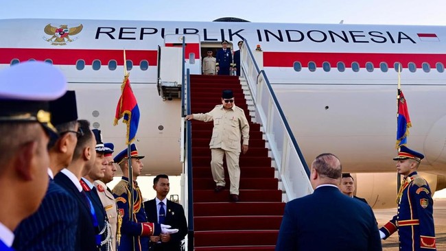 Presiden RI Prabowo Subianto tiba di Bandara Internasional Sharm El Sheikh, Mesir untuk menghadiri KTT Perdamaian Sharm El Sheikh, Senin (13/10).