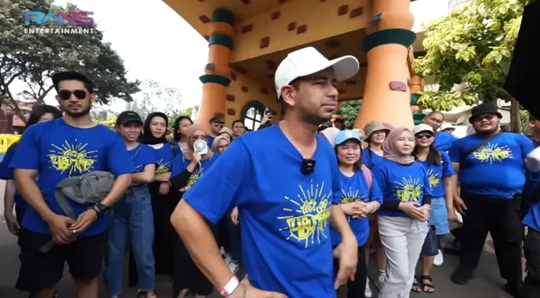 Raffi Ahmad & Nagita Slavina bareng Karyawan RANS Entertainment Raffi Ahmad & Nagita Slavina bareng Karyawan RANS Entertainment