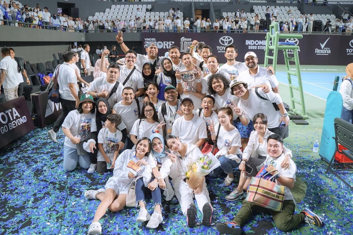 Raffi Ahmad & Nagita Slavina bareng Karyawan RANS Entertainment