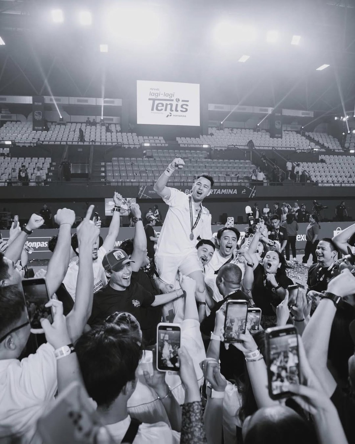 Raffi Ahmad & Nagita Slavina bareng Karyawan RANS Entertainment