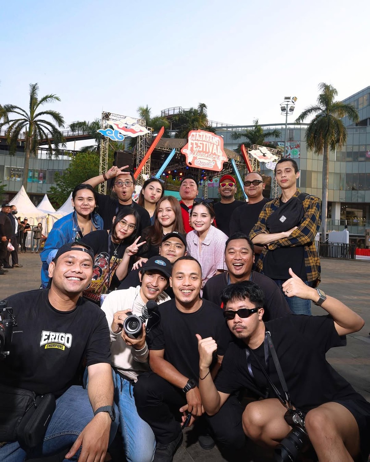 Raffi Ahmad & Nagita Slavina bareng Karyawan RANS Entertainment