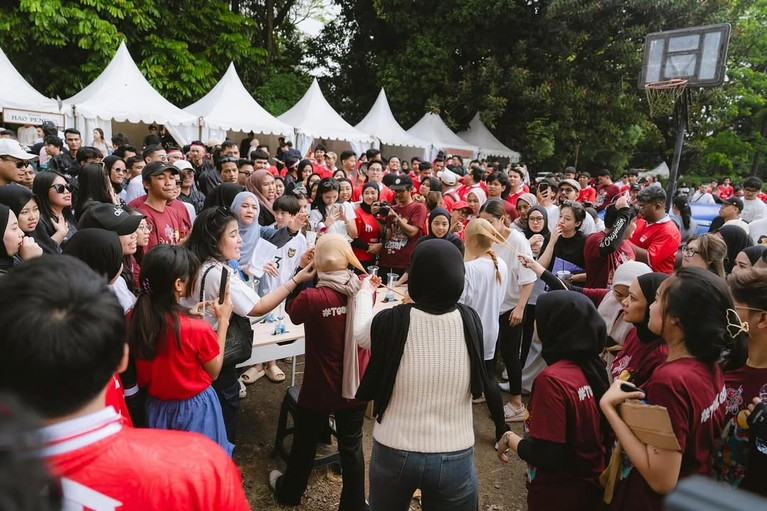 Raffi Ahmad & Nagita Slavina bareng Karyawan RANS Entertainment Raffi Ahmad & Nagita Slavina bareng Karyawan RANS Entertainment