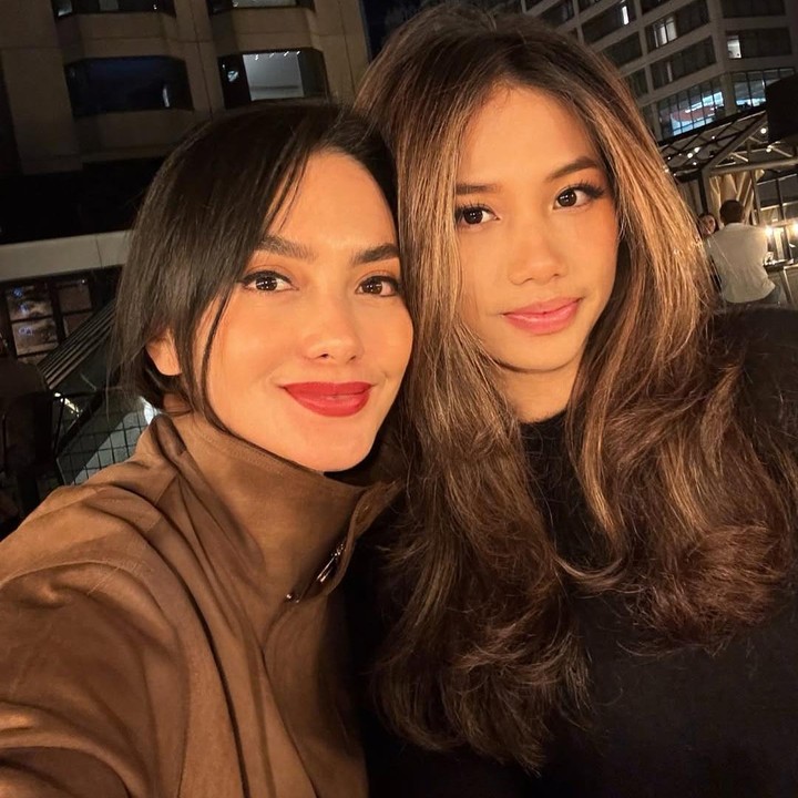 <p>Anak sulung artis Ririn Ekawari, Jasmine Salsabila Abeng, juga tengah menjalani perkuliahan di Amerika Serikat. Jasmine diketahui menempuh pendidikan di Universitas San Francisco. Menurut Ririn, putrinya itu sebentar lagi akan menyelesaikan studi di AS. Sebelum lulus, Ririn sempat&nbsp;menjenguk Jasmine untuk menghabiskan waktu bersama. Momen spesial ini dibagikan Ririn di akun Instagram miliknya belum lama ini. "<em>Long time no hug, but love never fades</em>. Jasmine Doa Mamah selalu bersamamu nak," tulis Ririn dalam unggahan di Instagram. (Foto: Instagram @ririnekawati)</p>