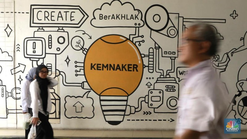 Menteri Ketenagakerjaan (Menaker) Yassierli memberi keterangan pers mengenai Program Magang Nasional 2025 di Lobi A, Gedung Kementerian Ketenagakerjaan, Jakarta Selatan, Senin, (13/10/2025). Menteri Ketenagakerjaan (Menaker) Yassierli memberi keterangan pers mengenai Program Magang Nasional 2025 di Lobi A, Gedung Kementerian Ketenagakerjaan, Jakarta Selatan, Senin, (13/10/2025). (CNBC Indonesia/Muhamad Sabki)