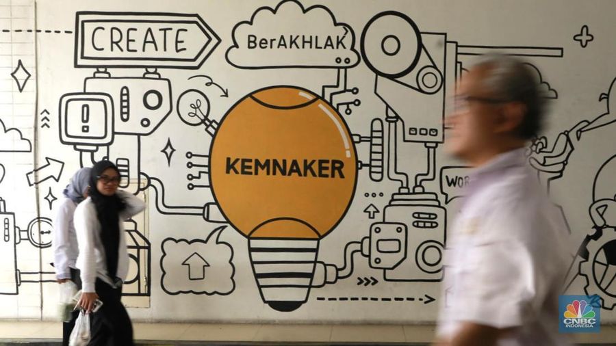 Menteri Ketenagakerjaan (Menaker) Yassierli memberi keterangan pers mengenai Program Magang Nasional 2025 di Lobi A, Gedung Kementerian Ketenagakerjaan, Jakarta Selatan, Senin, (13/10/2025). Menteri Ketenagakerjaan (Menaker) Yassierli memberi keterangan pers mengenai Program Magang Nasional 2025 di Lobi A, Gedung Kementerian Ketenagakerjaan, Jakarta Selatan, Senin, (13/10/2025). (CNBC Indonesia/Muhamad Sabki)
