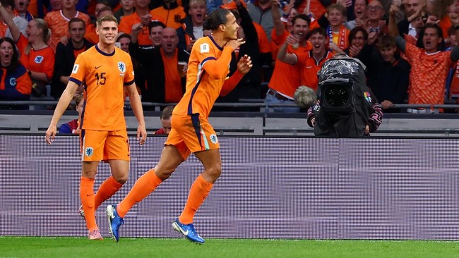 Virgil van Dijk merayakan gol dengan selebrasi mirip Ole Romeny saat Belanda mengalahkan Finlandia 4-0. Apakah bek Liverpool itu meniru Romeny?