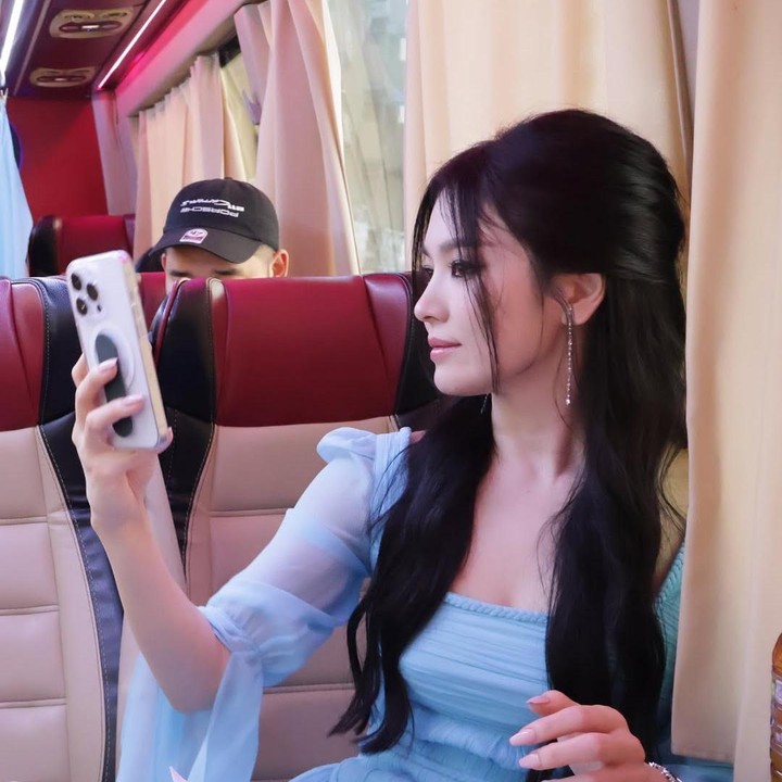 <p>Kehadirannya yang bak peri di tengah gurun menambah suasana magis adegan tersebut. Foto-foto yang diunggah sang aktris ini diambil saat syuting pada Februari 2023, dan kini terungkap ke publik untuk pertama kalinya.&nbsp;(Foto: Instagram@kyo1122)</p>