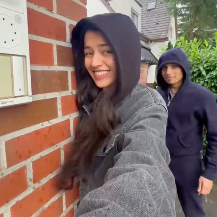 <p>Dalam video yang diunggahnya di TikTok, Susan memperlihatkan perjuangannya menerjang angin dan hujan bersama sang suami untuk memasak mi yamin atau mi ayam. Susan tampaknya ingin mencoba memasak makanan Indonesia di Jerman. "bikin mie yamin di hamburg," tulisnya dalam unggahan. (Foto: TikTok/ Instagram @susansameeh)</p>