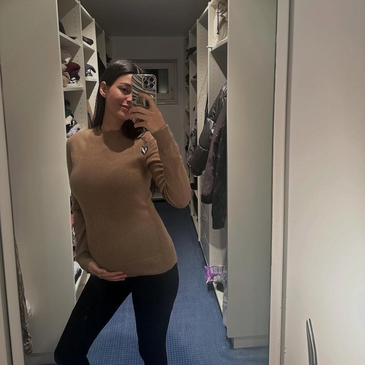 <p>Penampilan Susan yang mulai pamer <em>baby bump</em> di kehamilan pertama ini banyak menuai komentar positif dari netizen. Banyak di antaranya memuji paras Susan yang makin cantik selama hamil. "Cantiknyaa bumil," tulis akun @so***. "<em>masyallaaah</em> cantiiknyaa," ujar @sv***. "Ihhh bumilsnya cakep," ungkap akun @ma***. (Foto: Instagram @susansameeh</p>