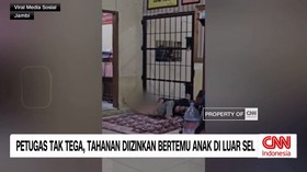 VIDEO: Tak Tega, Petugas Izinkan Tahanan Bertemu Anak di Luar Sel