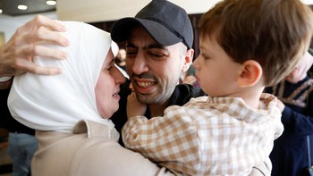 FOTO: Tangis Haru Sambut Warga Palestina yang Dibebaskan Israel