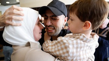 FOTO: Tangis Haru Sambut Warga Palestina yang Dibebaskan Israel