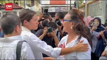 VIDEO: Ekspresi Istri & Kerabat Nadiem Usai Praperadilan Ditolak