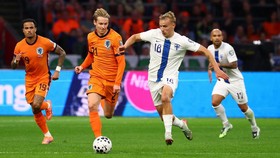 Soccer Football - FIFA World Cup - UEFA Qualifiers - Group G - Netherlands v Finland - Johan Cruyff Arena, Amsterdam, Netherlands - October 12, 2025  Netherlands' Frenkie de Jong in action with Finland's Topi Keskinen REUTERS/Piroschka Van De Wouw