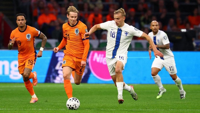 Soccer Football - FIFA World Cup - UEFA Qualifiers - Group G - Netherlands v Finland - Johan Cruyff Arena, Amsterdam, Netherlands - October 12, 2025  Netherlands' Frenkie de Jong in action with Finland's Topi Keskinen REUTERS/Piroschka Van De Wouw
