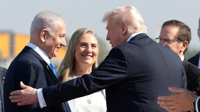Perdana Menteri Israel Benjamin Netanyahu menyambut hangat kedatangan Presiden Amerika Serikat Donald Trump di Israel, Senin (13/10) ini.