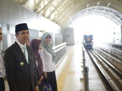 Potret Wali Kota Palembang Berangkat Kerja Naik LRT Sumsel
