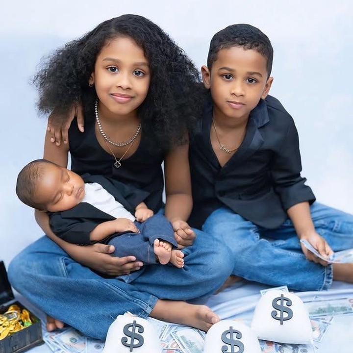 <p>Selain itu, Kimmy turut&nbsp;membagikan hasil <em>photoshoot</em> Henry bersama kedua kakaknya. Mereka bertiga tampil serasi mengenakan atasan hitam dan celana jeans. Dalam potretnya, Kimberly terlihat menggendong sang adik, sementara Si Kecil pun tampak tertidur pulas di pelukan sang kakak. Gemas sekali ya, Bunda. (Foto: Instagram @kimmyjayanti)</p>