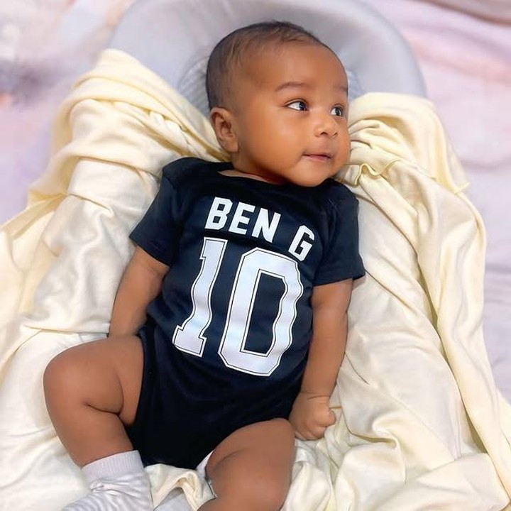 <p>Dalam salah satu potretnya, Henry tampak super menggemaskan mengenakan <em>bodysuit&nbsp;</em>bertuliskan &ldquo;Ben G 10&rdquo;. Wajah manis dengan pipinya&nbsp;<em>chubby</em>-nya sukses bikin warganet terhanyut gemas melihatnya. "Sayang kamuuuuuu Bennn. Benjamin Gregory berusia 6 minggu," tulis Kimmy melalui Instagramnya. (Foto: Instagram @kimmyjayanti)</p>