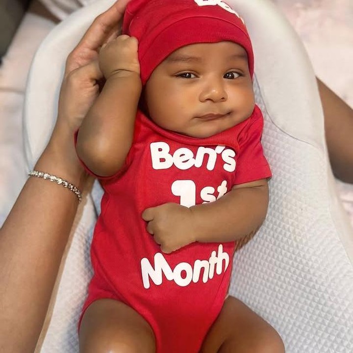 <p>Tak berhenti di situ, Kimmy juga mengunggah potret saat Henry berusia satu bulan, Bunda. Kali ini, Si Kecil tampil mengenakan <em>bodysuit</em>&nbsp;berwarna&nbsp;merah lengkap dengan kupluk yang senada. Ekspresinya seolah-olah ia sudah paham kamera ya, Bunda. (Foto: Instagram @kimmyjayanti)</p>