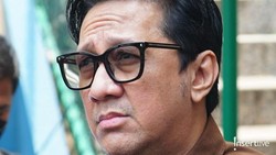 6 Potret Andre Taulany Hadiri Sidang Mediasi Cerai, Erin Absen karena Sakit