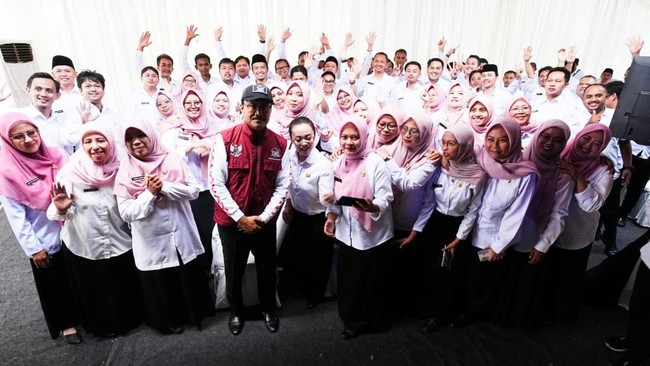 Mensos Gus Ipul mengumumkan beasiswa dan jaminan pekerjaan untuk siswa Sekolah Rakyat, perkuat pendidikan dan kemandirian siswa.