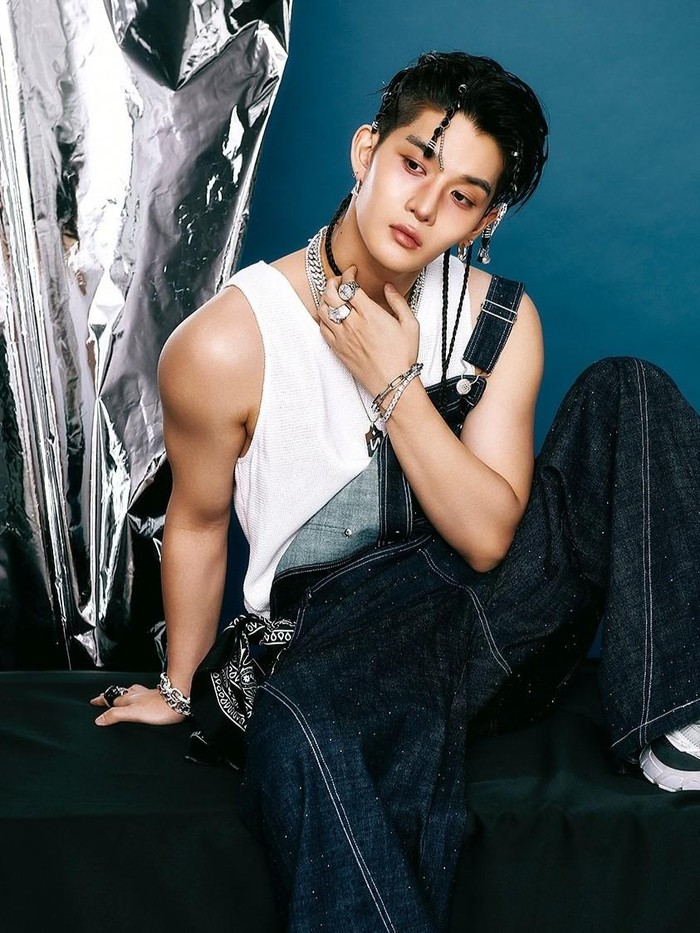 Sejak (3/10/2025) lalu, Bae Jin Young gencar membagikan foto teaser untuk mini album pertamanya STILL YOUNG.