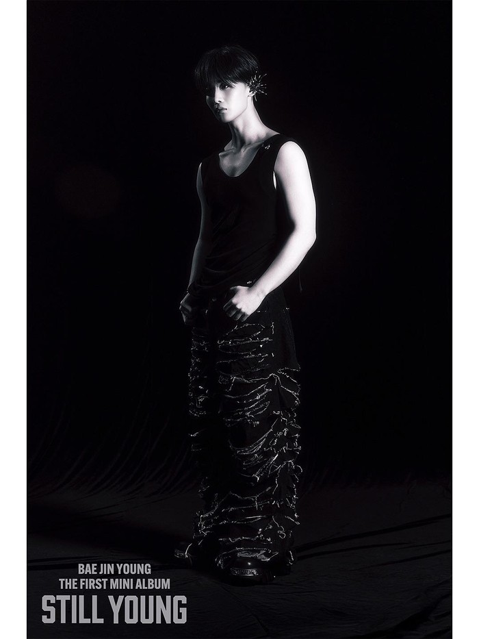 Mini album Bae Jin Young yang bertajuk STILL YOUNG memiliki makna mendalam, di mana ‘STILL’ yang tak pernah pudar, ‘STEEL’ keterampilan yang solid, ‘YOUNG’ semangat muda yang bergairah, dan ‘Zero’ (0) yang dimulai dari pikiran seorang pemula.